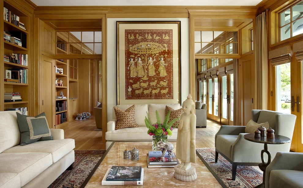 Imagen de salón cerrado ecléctico con suelo de madera en tonos medios y alfombra
