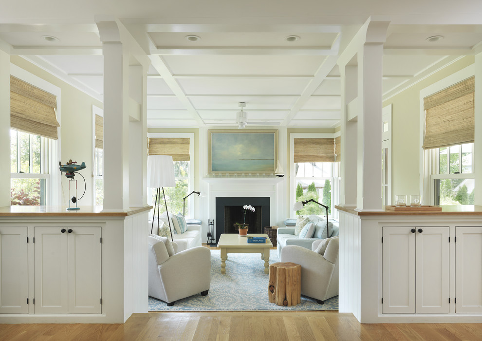 Inspiration pour un très grand salon traditionnel avec un mur beige, un sol en bois brun, une cheminée standard et éclairage.