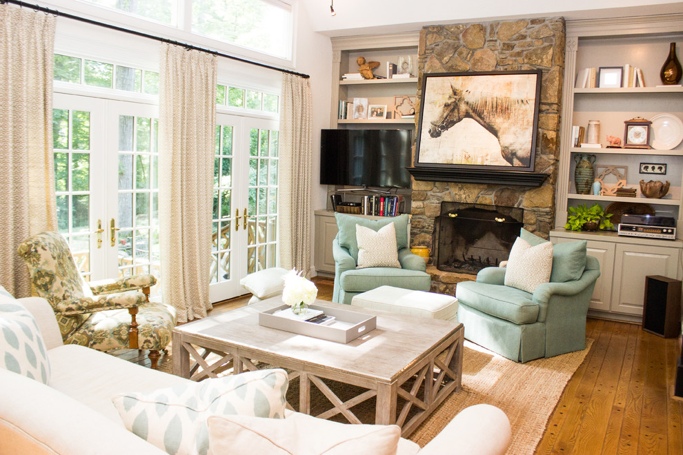 Repräsentatives Klassisches Wohnzimmer mit weißer Wandfarbe, braunem Holzboden, Kamin, Kaminumrandung aus Stein und freistehendem TV in Atlanta