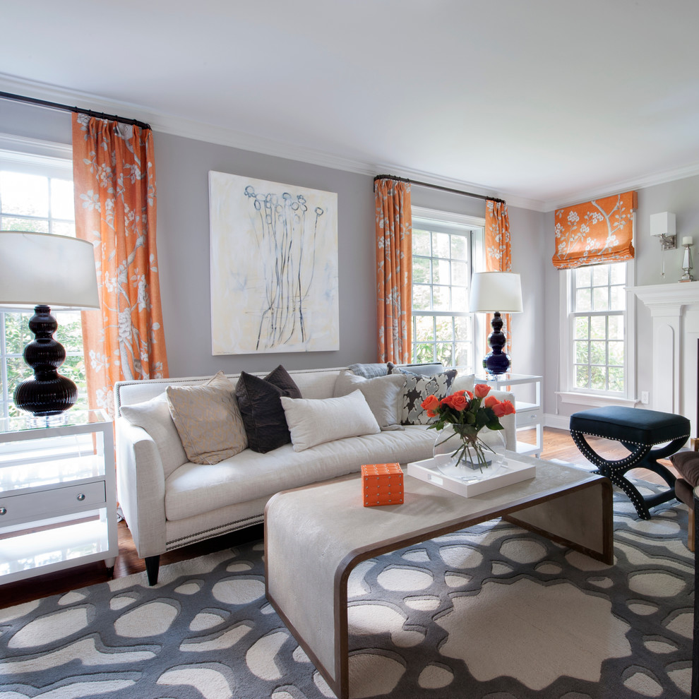 Repräsentatives, Offenes Modernes Wohnzimmer mit grauer Wandfarbe, hellem Holzboden, Kamin und Kaminumrandung aus Stein in New York