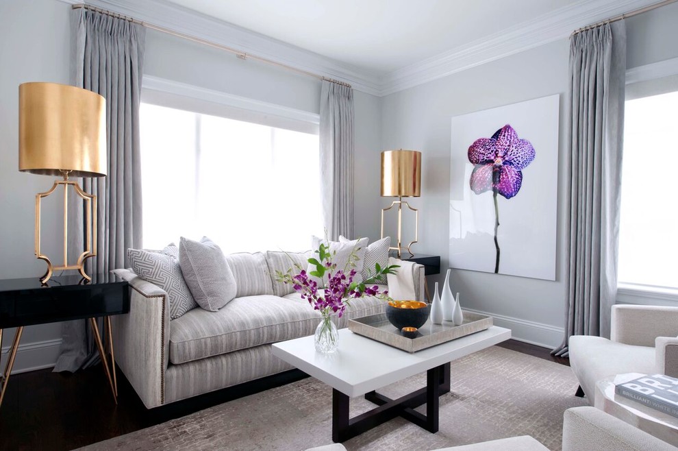 На фото: парадная гостиная комната:: освещение в стиле неоклассика (современная классика) с серыми стенами