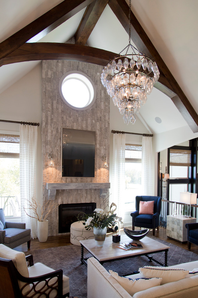 Imagen de salón para visitas abierto minimalista grande con paredes blancas, suelo de madera en tonos medios, todas las chimeneas y marco de chimenea de piedra