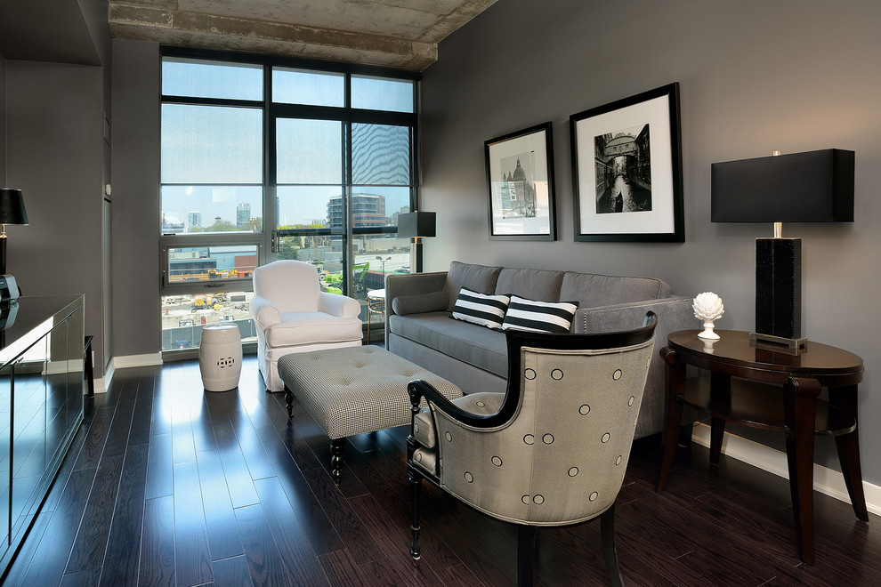 Mittelgroßes, Fernseherloses Modernes Wohnzimmer mit grauer Wandfarbe in Toronto