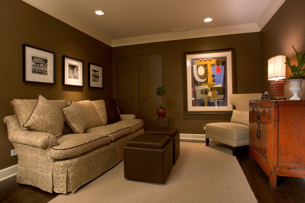Esempio di un soggiorno minimal di medie dimensioni e chiuso con pareti marroni