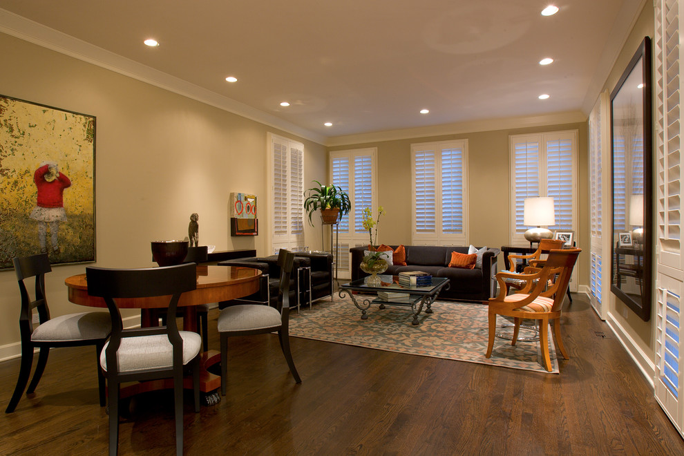 Стильный дизайн: гостиная комната в стиле фьюжн с бежевыми стенами, темным паркетным полом и коричневым полом - последний тренд