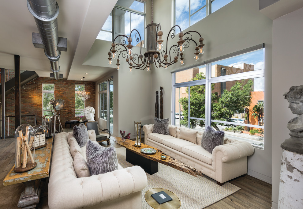 Fernseherloses Industrial Wohnzimmer im Loft-Stil mit beiger Wandfarbe in Miami