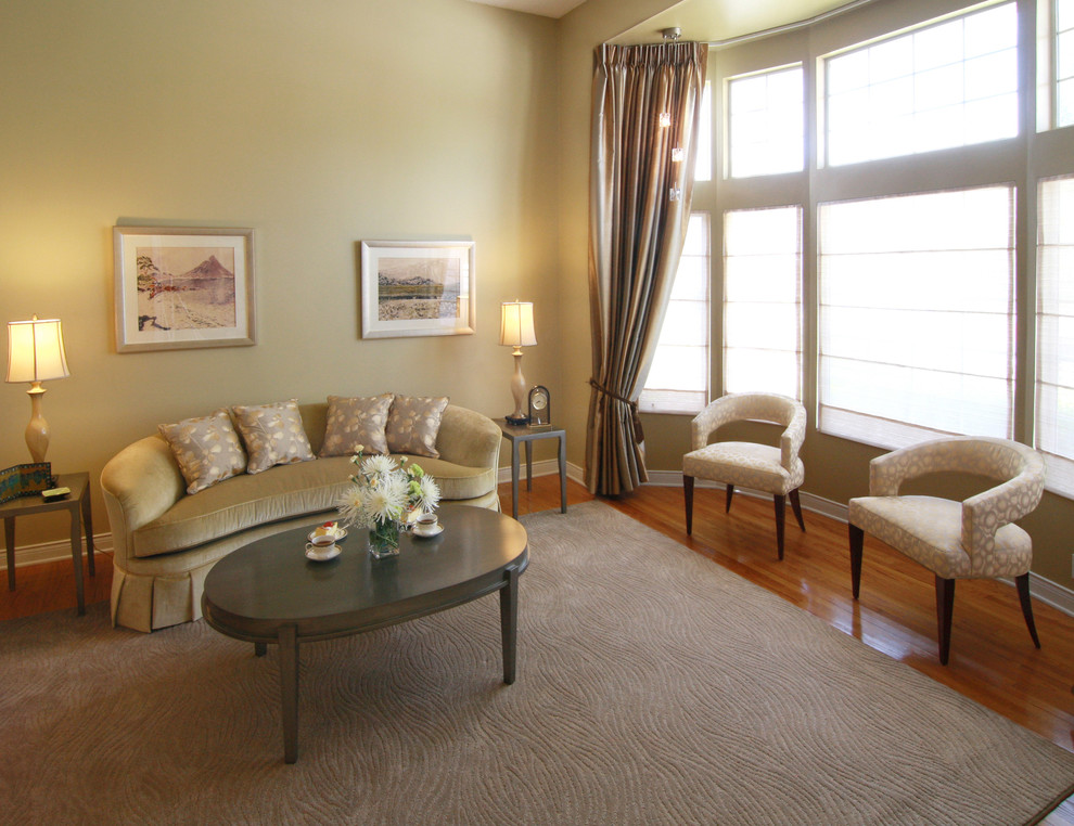 Idee per un grande soggiorno classico chiuso con sala formale, pareti marroni e parquet chiaro