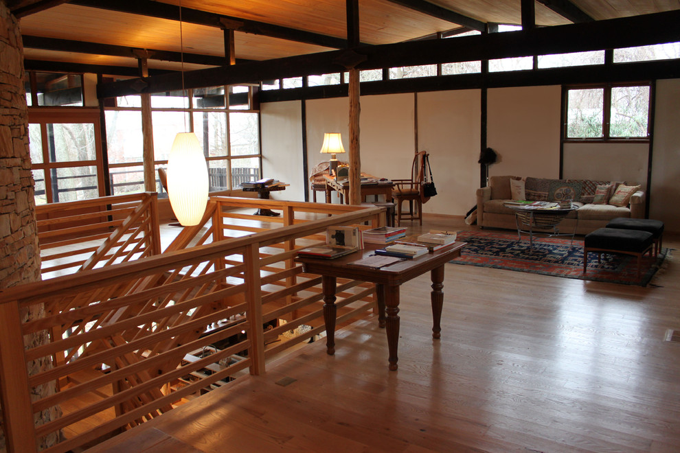 Exemple d'un salon asiatique de taille moyenne et ouvert avec un mur blanc, parquet clair, aucune cheminée et aucun téléviseur.