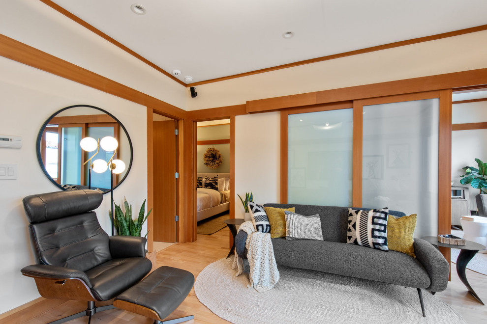 Aménagement d'un petit salon asiatique en bois ouvert avec un mur blanc, parquet clair et un sol beige.