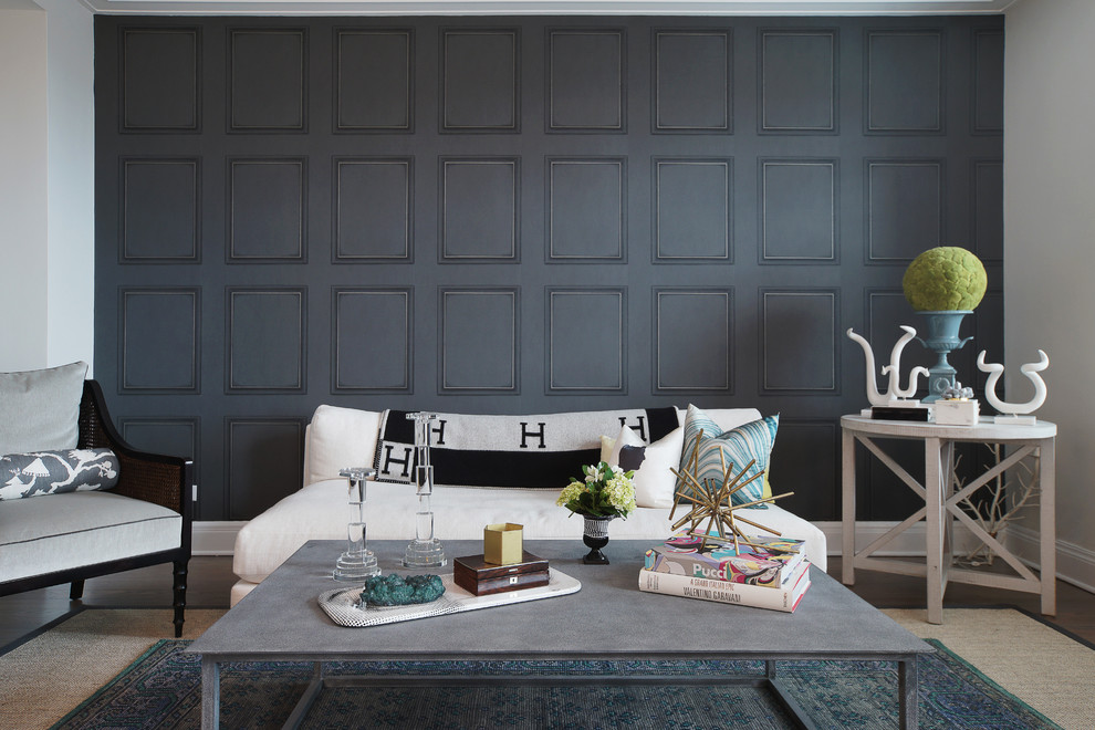 На фото: гостиная комната в стиле неоклассика (современная классика) с серыми стенами, темным паркетным полом, коричневым полом и акцентной стеной