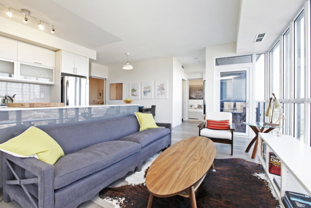 На фото: маленькая открытая гостиная комната в стиле модернизм с белыми стенами, светлым паркетным полом, отдельно стоящим телевизором и серым полом без камина для на участке и в саду с