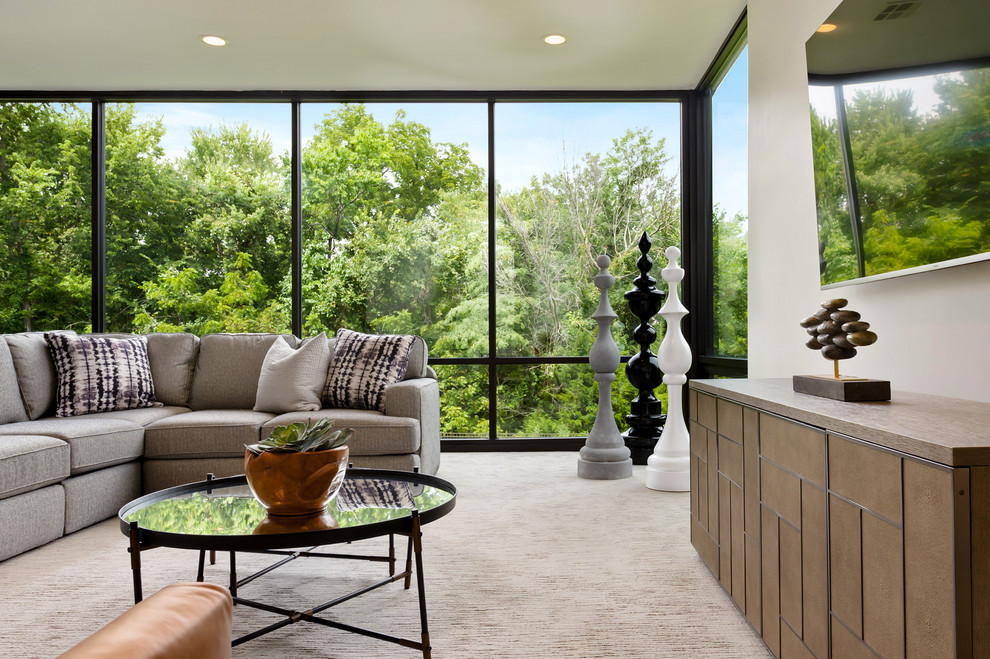 Foto di un soggiorno contemporaneo aperto con pareti bianche, moquette, TV a parete e pavimento beige