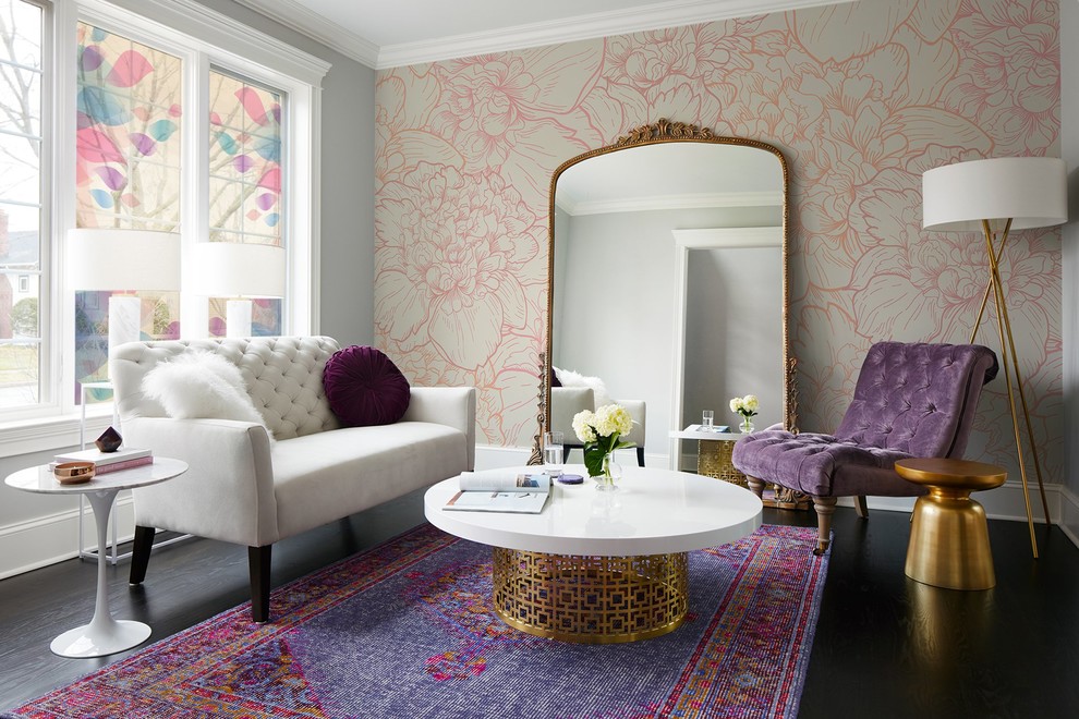 Идея дизайна: изолированная гостиная комната в стиле неоклассика (современная классика) с разноцветными стенами и темным паркетным полом