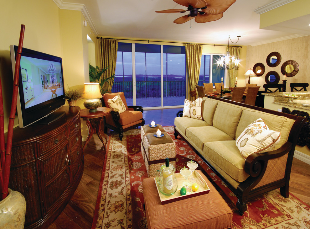 Design ideas for a classic living room in Miami.