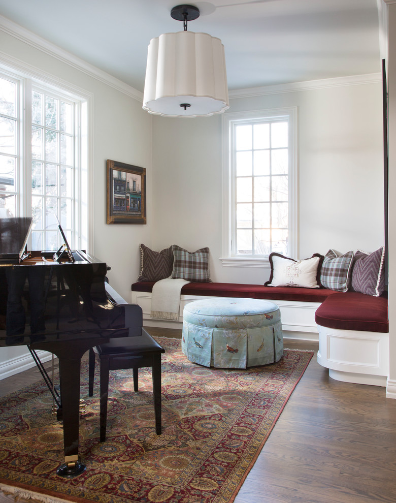 Стильный дизайн: изолированная гостиная комната среднего размера в стиле неоклассика (современная классика) с белыми стенами, паркетным полом среднего тона, коричневым полом и музыкальной комнатой без камина - последний тренд