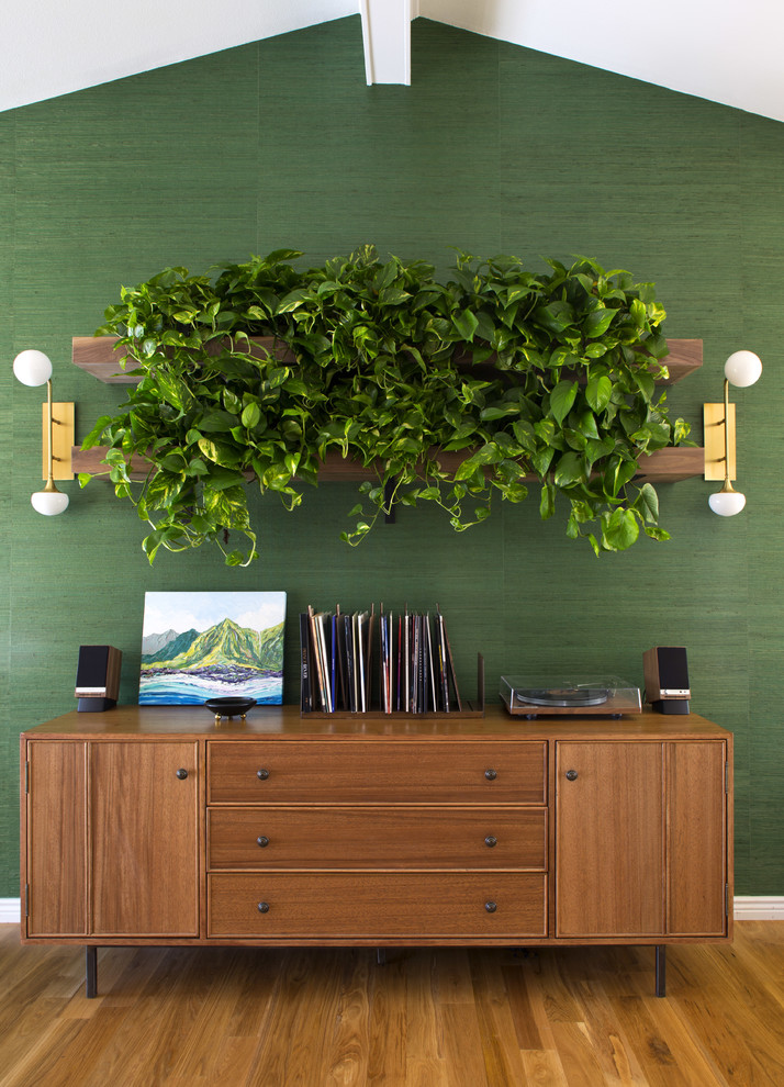 Inspiration pour un grand salon vintage ouvert avec un mur vert, un sol en bois brun et un sol marron.