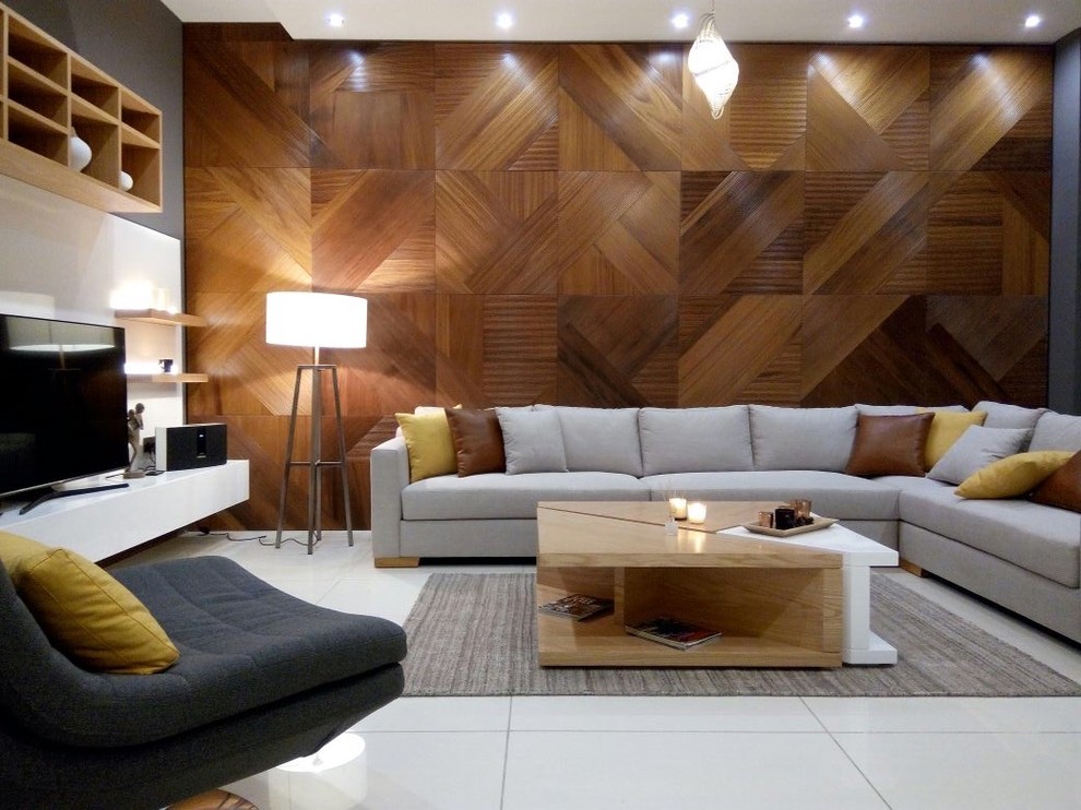 Mittelgroßes, Offenes Modernes Wohnzimmer ohne Kamin mit brauner Wandfarbe, freistehendem TV und weißem Boden in Sonstige