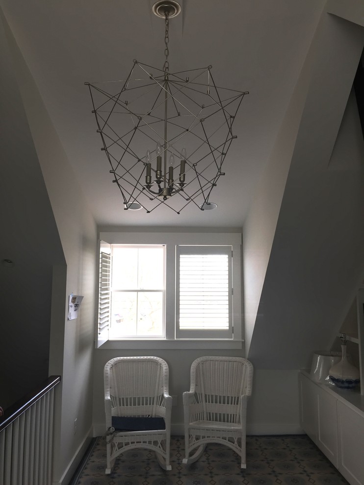 Kleines Modernes Wohnzimmer im Loft-Stil mit beiger Wandfarbe, Teppichboden, Multimediawand und buntem Boden in Boston