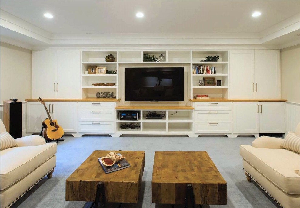Cette photo montre un grand salon tendance fermé avec une salle de musique, un mur beige, moquette, un téléviseur encastré, un sol bleu et aucune cheminée.