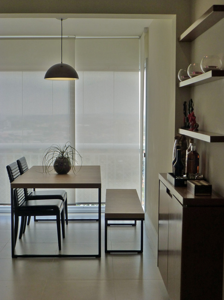 Kleines, Offenes Modernes Wohnzimmer mit Porzellan-Bodenfliesen in Sonstige