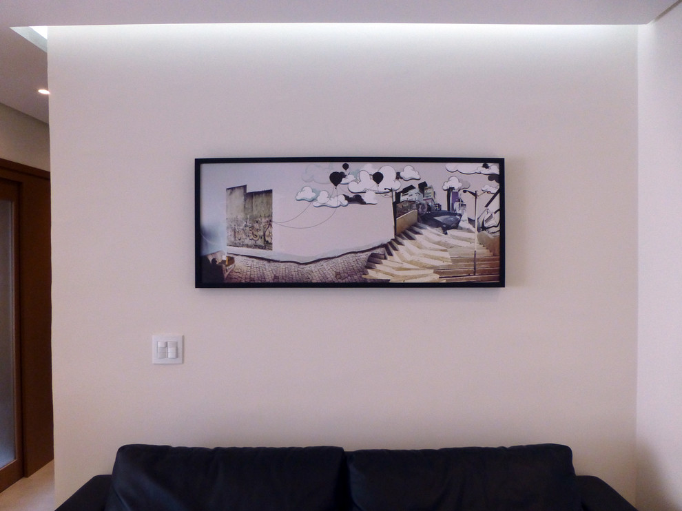 Kleines, Offenes Modernes Wohnzimmer mit Porzellan-Bodenfliesen in Sonstige