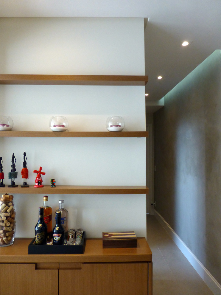 Diseño de salón con barra de bar abierto contemporáneo pequeño con suelo de baldosas de porcelana