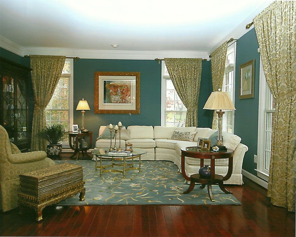 Esempio di un soggiorno tradizionale di medie dimensioni e aperto con pareti blu, parquet scuro, nessun camino e nessuna TV