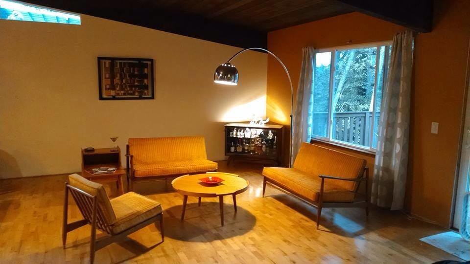 Living room - mid-century modern living room idea in Seattle