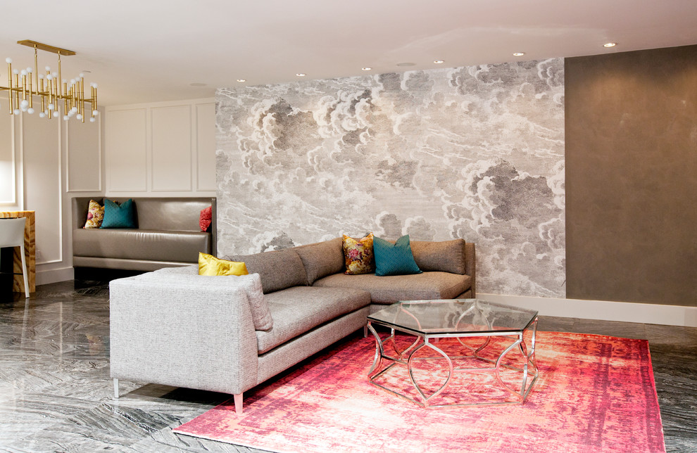 Imagen de salón contemporáneo de tamaño medio con suelo de mármol