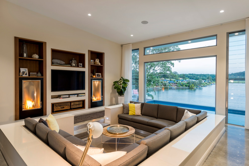 Modernes Wohnzimmer mit gelber Wandfarbe, Gaskamin und TV-Wand in Gold Coast - Tweed