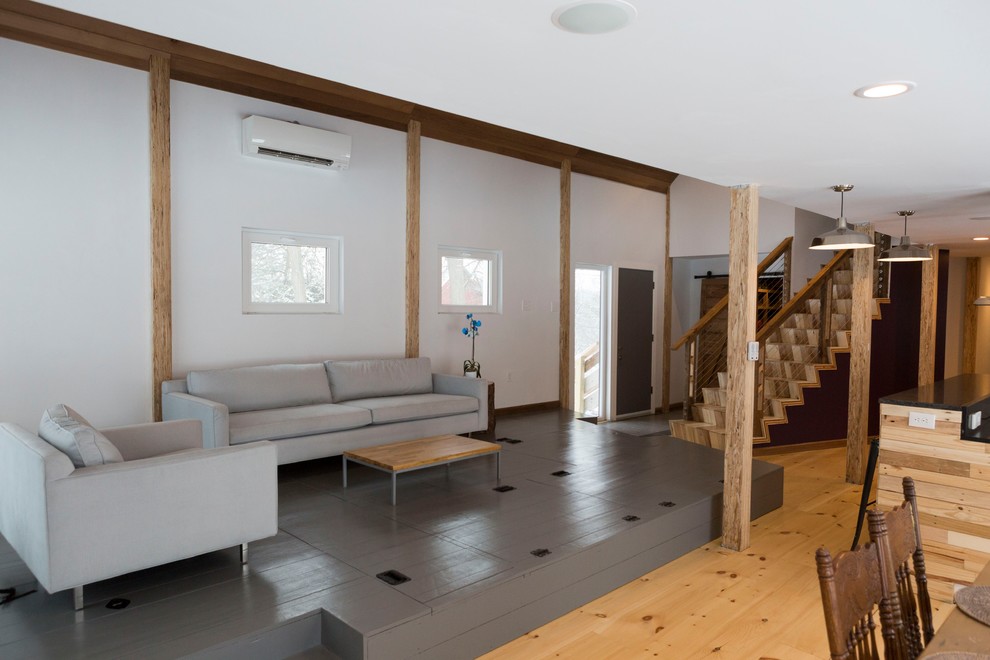 Foto di un grande soggiorno moderno stile loft con pareti bianche, parquet chiaro, nessun camino e nessuna TV