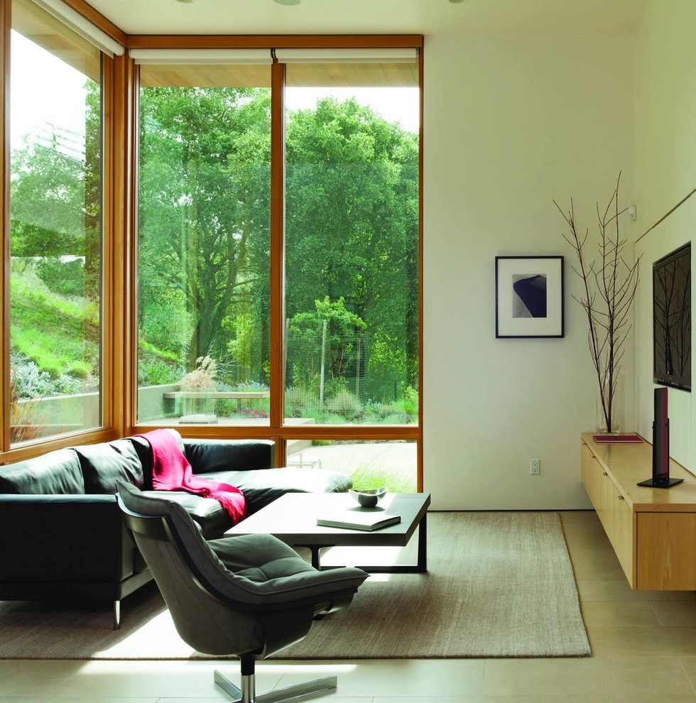 Ispirazione per un soggiorno minimal con pareti bianche, TV a parete e pavimento beige