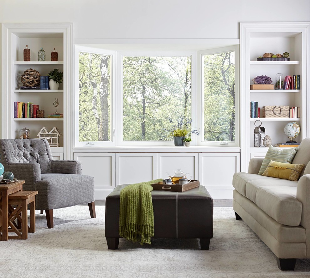 Esempio di un grande soggiorno classico aperto con pareti bianche, parquet scuro e pavimento marrone