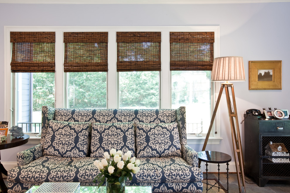 Стильный дизайн: гостиная комната в стиле фьюжн с серыми стенами - последний тренд