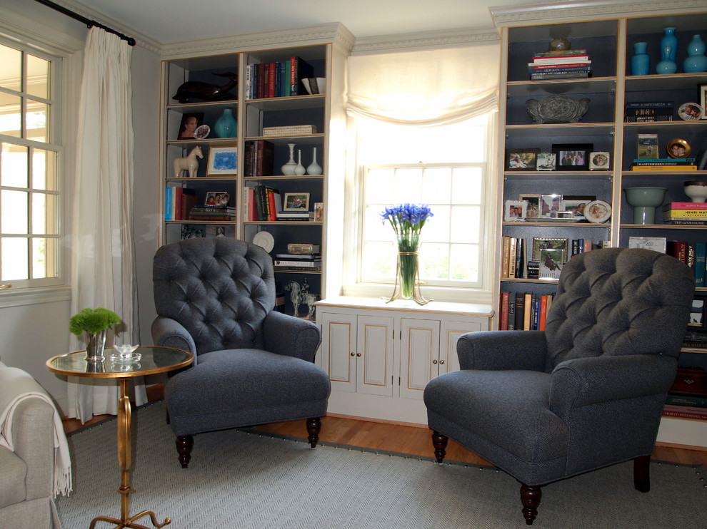 Свежая идея для дизайна: изолированная гостиная комната в классическом стиле с с книжными шкафами и полками и красивыми шторами без телевизора - отличное фото интерьера