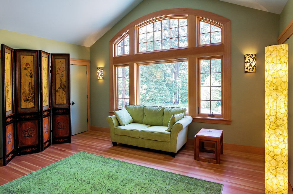 Idee per un grande soggiorno country aperto con pareti verdi e pavimento in legno massello medio