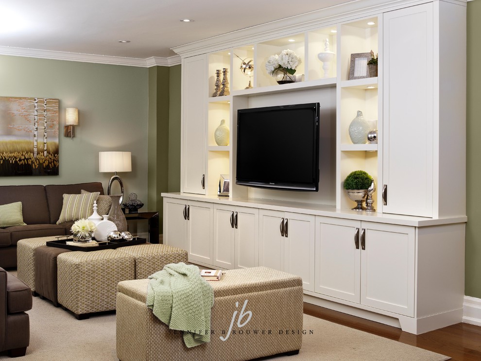 Свежая идея для дизайна: изолированная гостиная комната среднего размера в современном стиле с зелеными стенами, ковровым покрытием и телевизором на стене - отличное фото интерьера