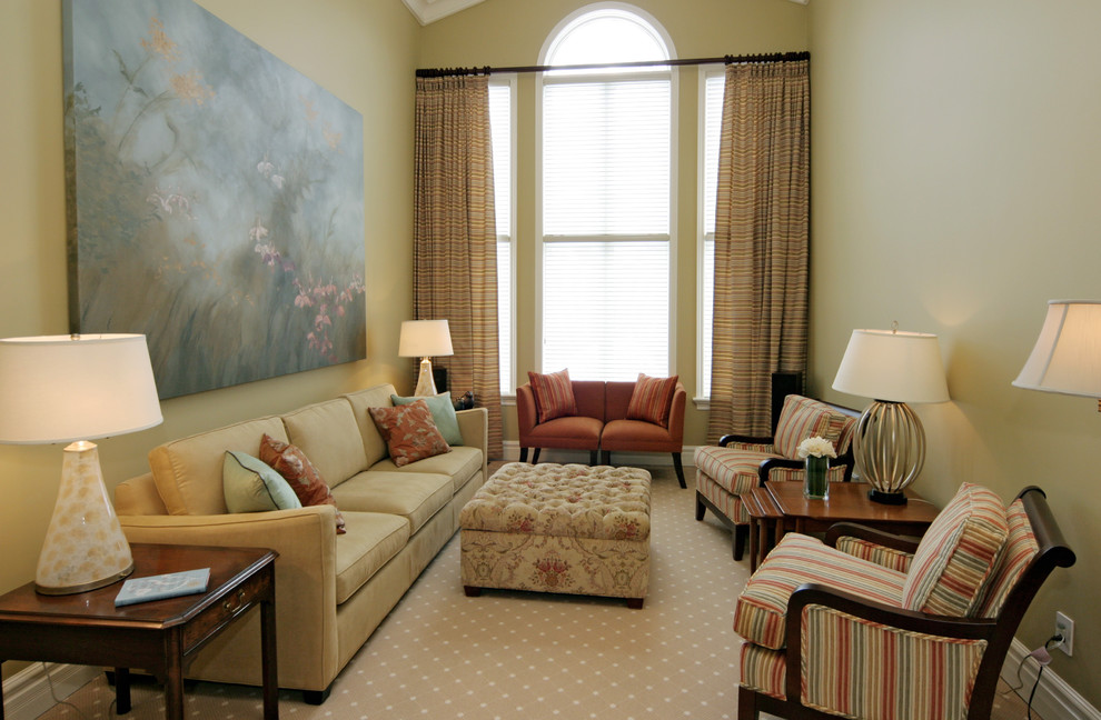 Пример оригинального дизайна: изолированная гостиная комната среднего размера в классическом стиле с бежевыми стенами и ковровым покрытием