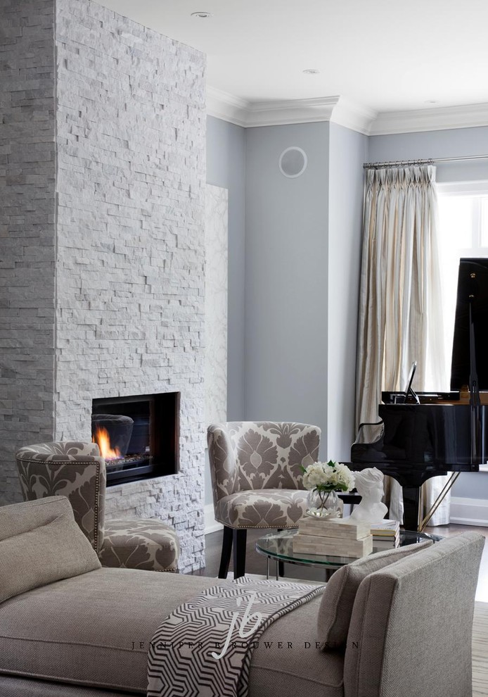 Пример оригинального дизайна: открытая гостиная комната среднего размера в современном стиле с серыми стенами, темным паркетным полом, стандартным камином и фасадом камина из камня