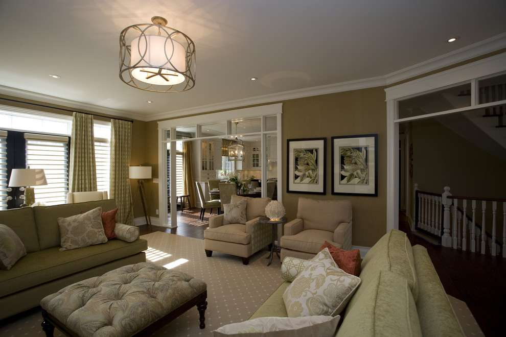 На фото: изолированная гостиная комната среднего размера в классическом стиле с ковровым покрытием и коричневыми стенами с