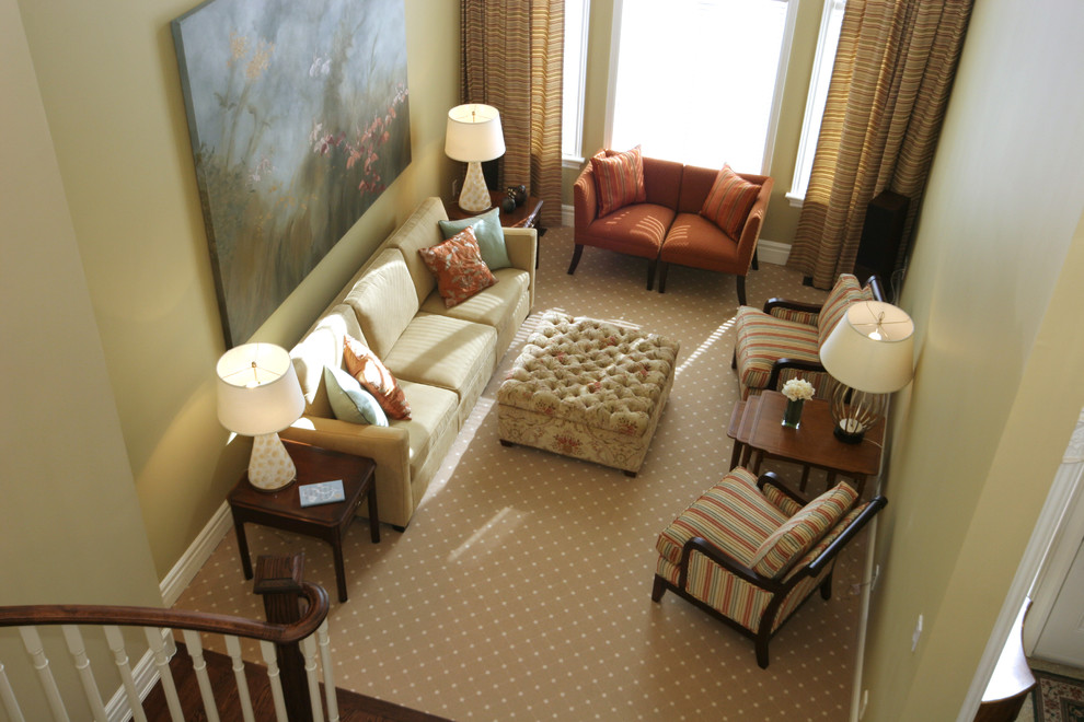 Immagine di un soggiorno tradizionale di medie dimensioni e chiuso con pareti beige e moquette