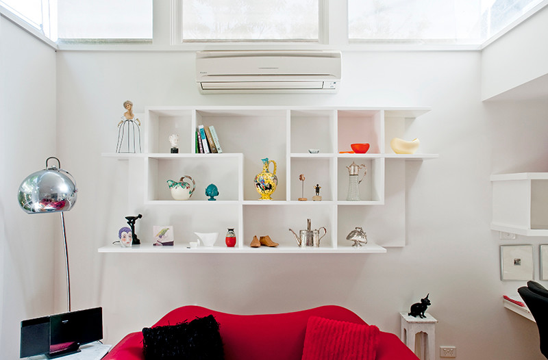 Esempio di un piccolo soggiorno design con pareti bianche