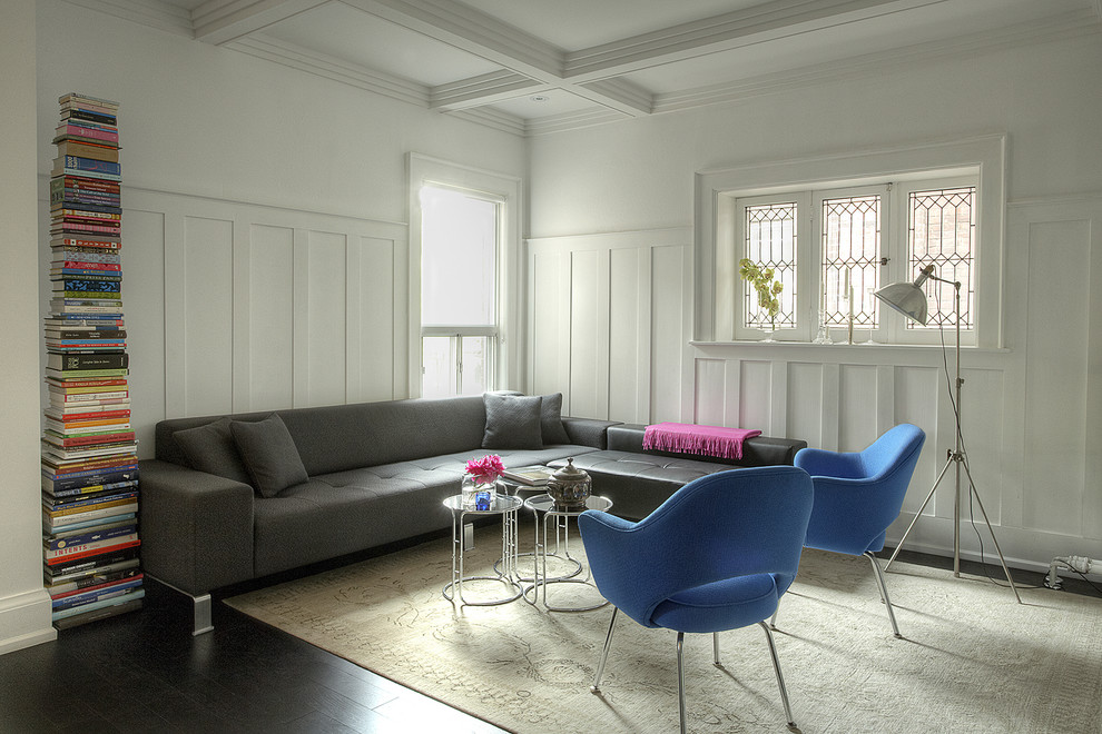 На фото: гостиная комната среднего размера в стиле модернизм с белыми стенами