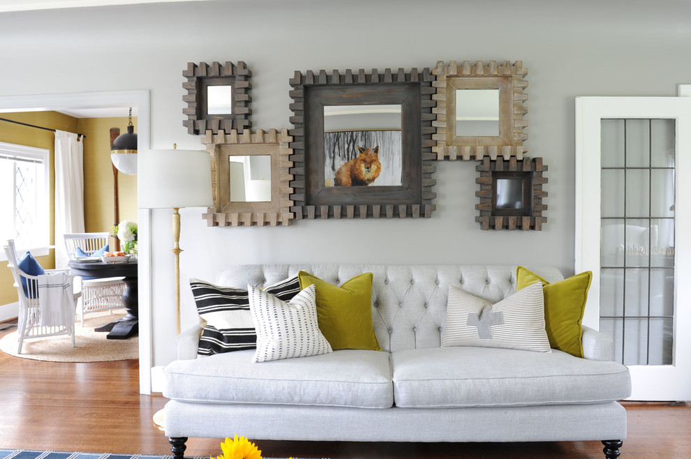 Inspiration för ett vintage separat vardagsrum, med grå väggar och mellanmörkt trägolv