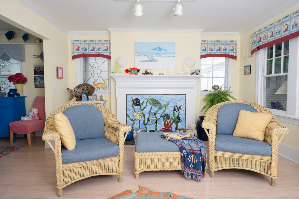 Idee per un piccolo soggiorno stile marino aperto con pareti gialle, parquet chiaro, camino classico e cornice del camino in legno