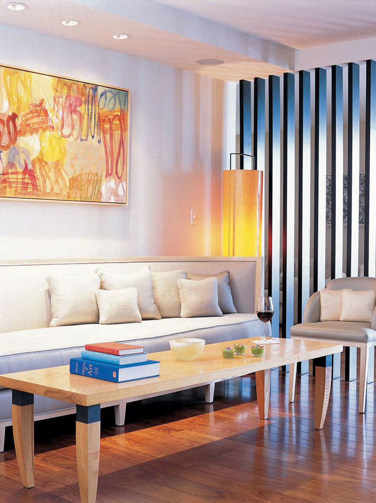 Пример оригинального дизайна: парадная, изолированная гостиная комната среднего размера в современном стиле с белыми стенами и паркетным полом среднего тона без камина, телевизора