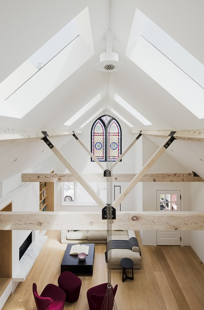 Diseño de salón para visitas abierto minimalista grande sin televisor con paredes blancas, suelo de madera clara y chimenea lineal