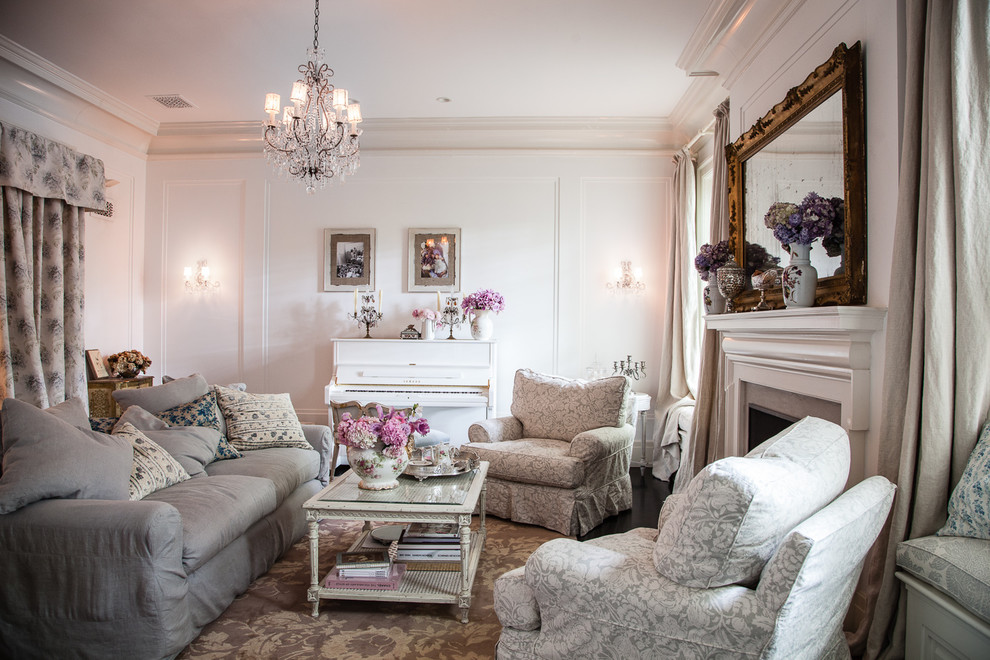 Foto de salón cerrado romántico de tamaño medio con paredes blancas