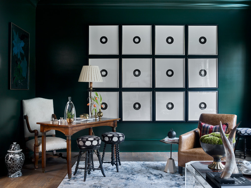 Ispirazione per un soggiorno eclettico con pareti verdi, parquet scuro e pavimento marrone