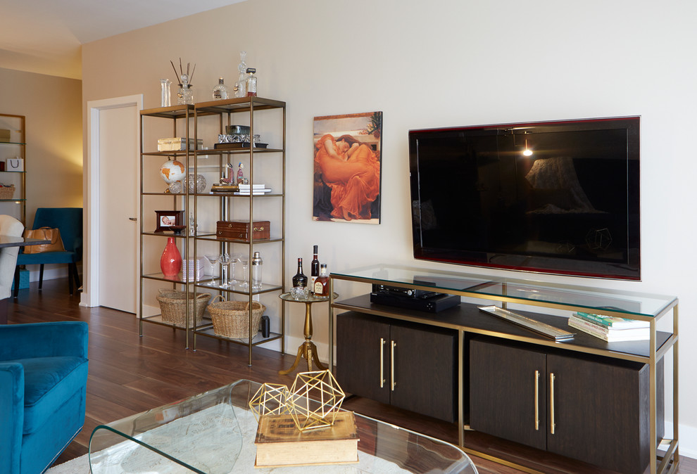 Modelo de salón abierto actual pequeño con paredes beige, suelo de madera oscura y televisor colgado en la pared